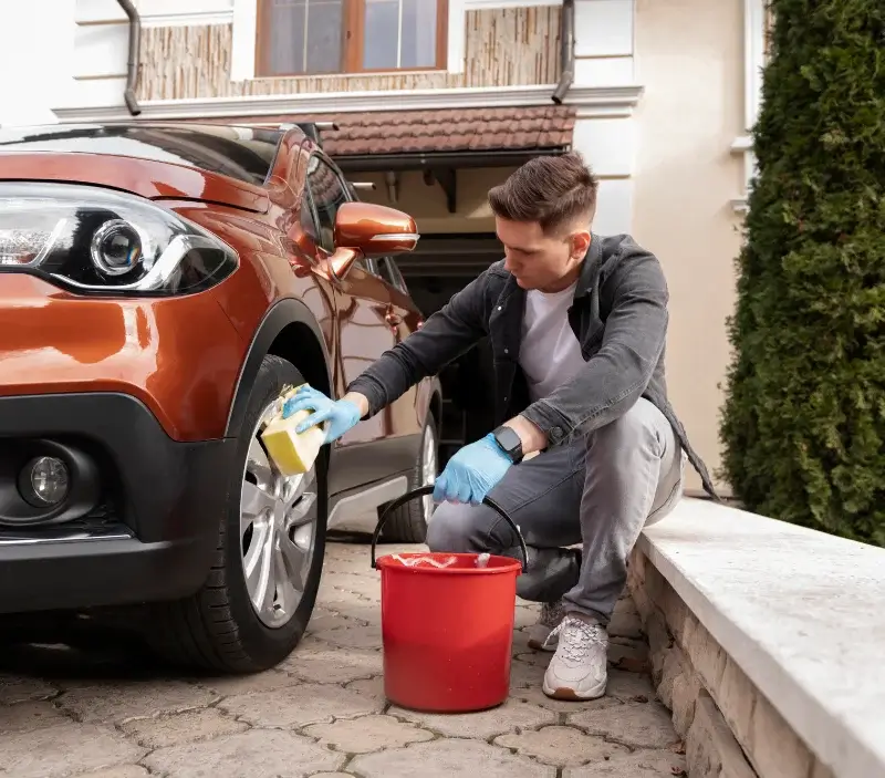 Lavage auto à domicile Villard-Léger : professionnel intervenant sur un véhicule